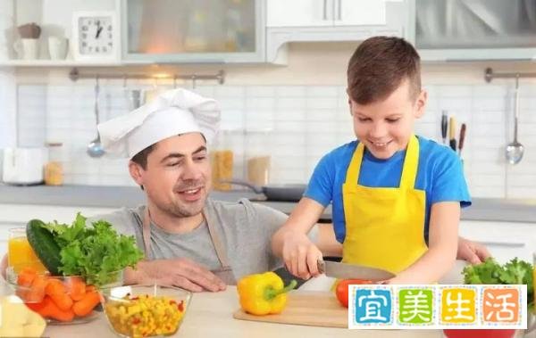 优秀！7岁“小厨师”自创菜式做3菜1汤，网友：我只会砸3碗1锅