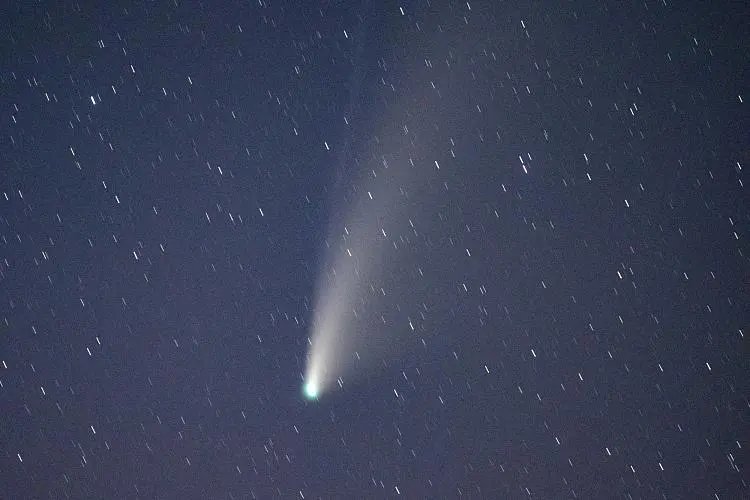 奇观!多个不同色发光体划过夜空,会是啥呢?
