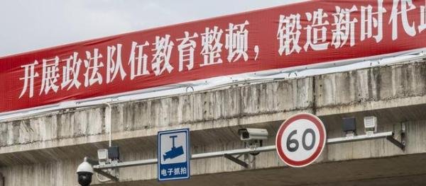 特斯拉司机追尾身亡:系退休民警 这是咋情况？