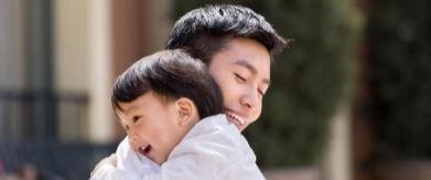 小男孩第一次跟爸爸去澡堂洗澡怎样发朋友圈