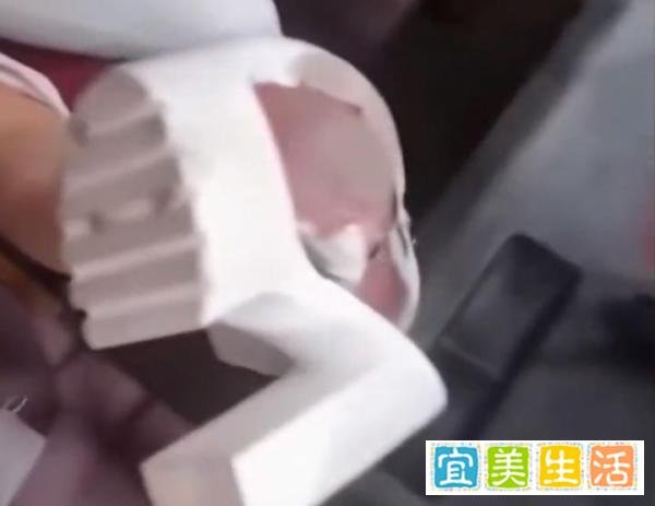 网传一女歌手山西演出时现场互动 遭数名男观众扯腿拽下舞台 疑似摔伤
