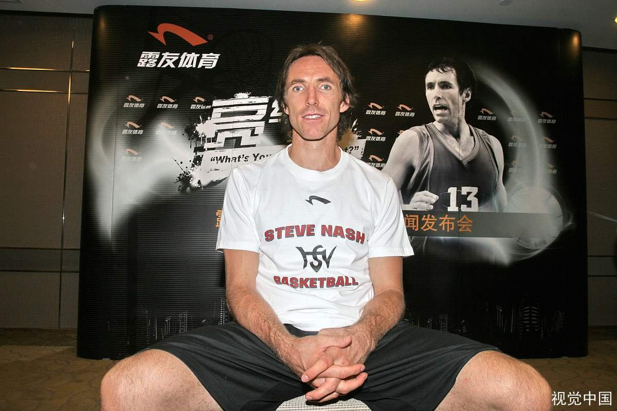 史蒂夫·纳什是不是在2012年的时候加入了湖人队?