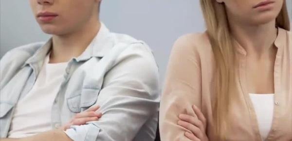 第一批离婚的00后:22岁带娃
