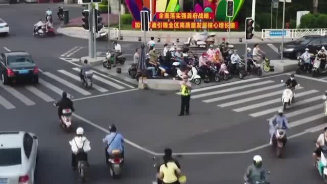 交通警察上班吃早餐被举报,举报人的行为有何意图?