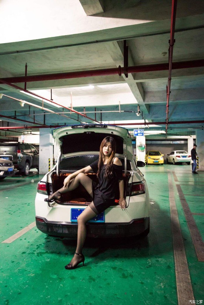 家有贤妻——媳妇当车模，启辰D60，丝袜，香车美女车库秀！！