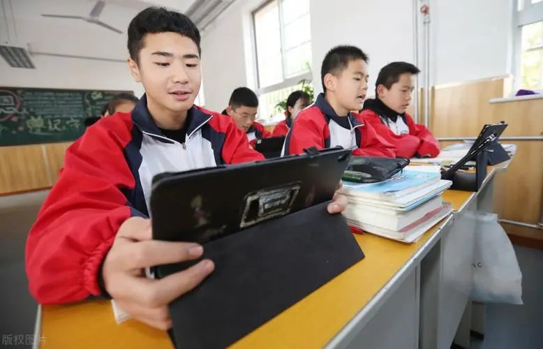 安徽一民办中学要求学生花5800元买平板，其背后的供应商有何来头？