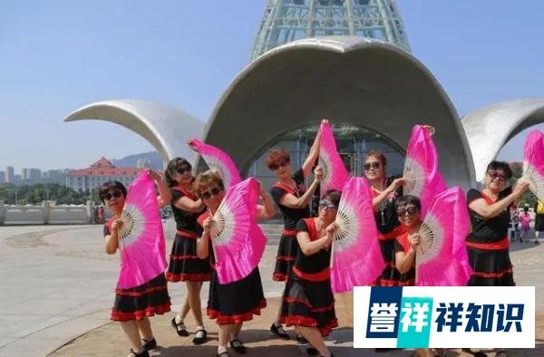 大妈跳舞太投入,结果把自己转进了湖里!
