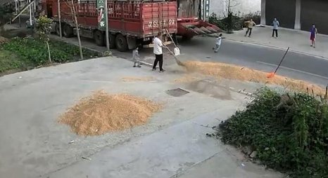 安徽一男孩被收割机撞倒，倒地翻滚躲过一劫，当时的情况有多惊险？