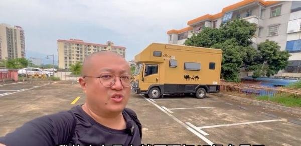 聪明！男子台风前把房车开到楼顶防水淹，网友：楼底会淹楼顶会飞