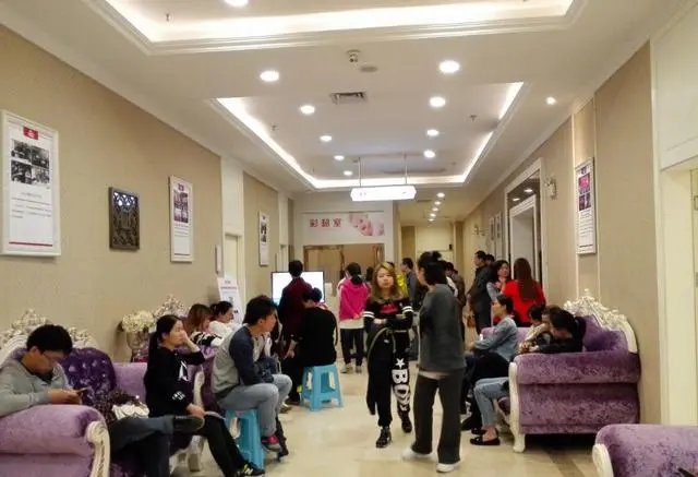 成都两男子霸坐产科沙发,多名孕妇站在一旁,如何提高个人文明修养?