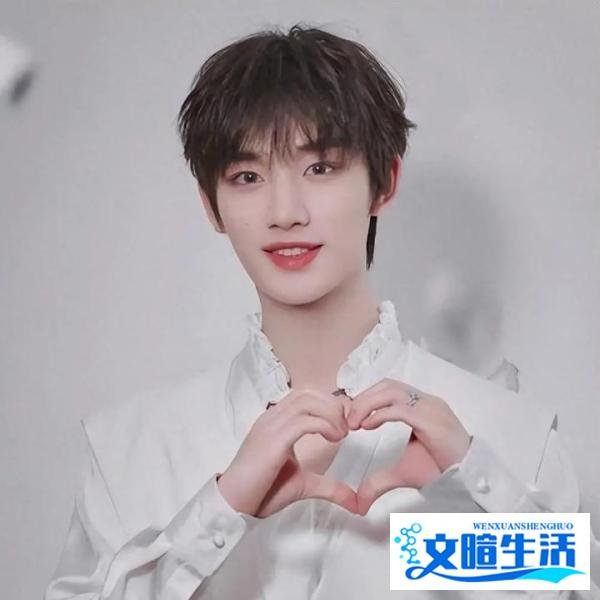 丁程鑫演唱会上被曝恋爱，女友竟是北电同学林芊，两人旅游照曝光