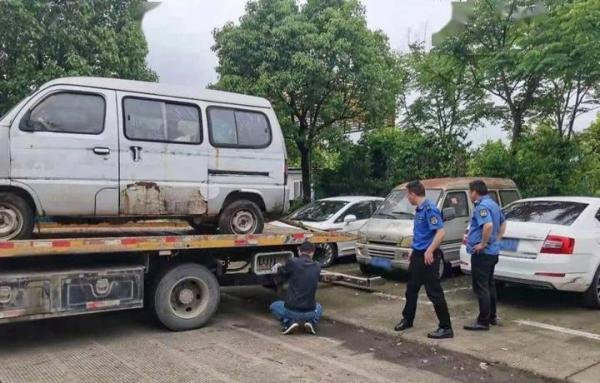 路边的僵尸车：卖废铁也有几千块，车主真的不要了吗？