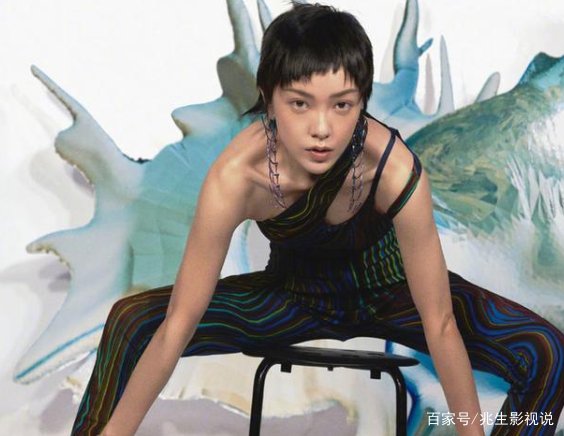 郭采洁穿各种彩色都市装画风清奇搞怪,你能接受这种美吗?