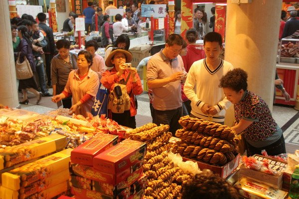 请问天津本地人，天津皮糖张能通便吗？我去天津买特产时导游说能治便秘，真的吗