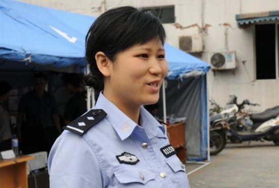 汶川地震时,一名女警给婴儿喂奶被破格升职,后来怎么样了?