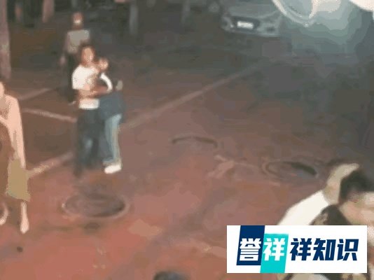 “唐山打人事件”翻版再起，太原“六虎”群殴老人，老人倒地乱踢