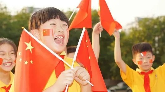 成都一男孩将比自己大一圈的国旗扶正,从男孩的举动中体现出了什么?