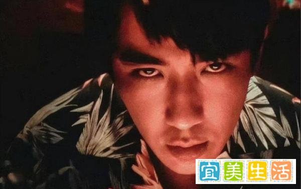 惊！陌生男子闯进痞幼别墅，半个月喝光六瓶茅台，甚至被物业误认为是业主
