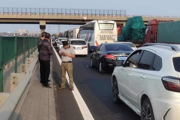 全家出动为堵车路人煮面,称免费吃,他们到底有什么目的?