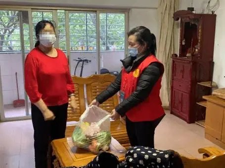 装修夫妻滞留在上海业主家一根萝卜吃两顿，他们面临的困境有哪些？
