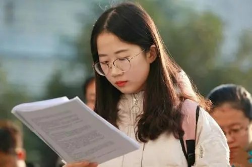 抗癌女主播激励上百人考研“上岸”,如何看待她的做法?