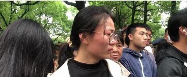 袁隆平雕像前布满花海 这是咋情况？