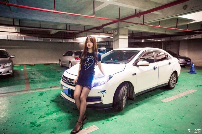 家有贤妻——媳妇当车模，启辰D60，丝袜，香车美女车库秀！！