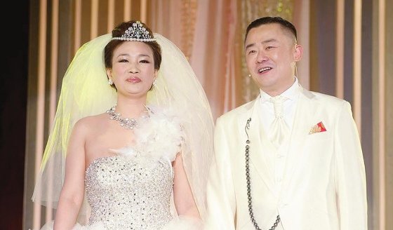 温州女首富胡洁:前夫坐牢,二婚嫁演员周立波,后来怎样?