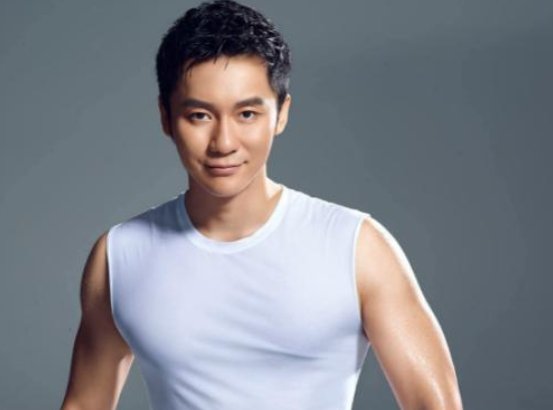 李晨身体抱恙，只能靠轮椅出行？他到底经历了什么？