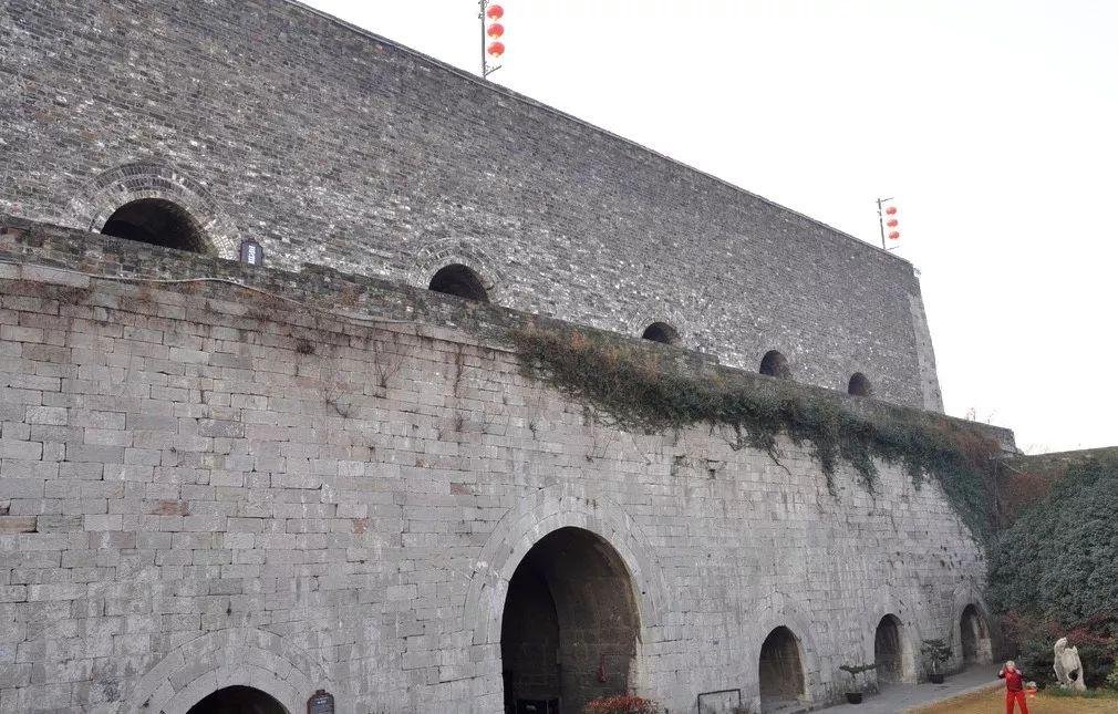 南京牢门东景区,游客为讨彩头不顾劝阻爬城墙,是否体现了愚昧无知?