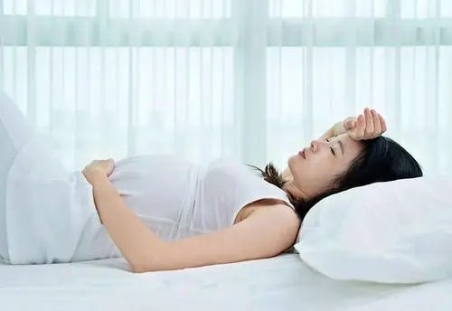 西安一孕妇在医院门口等2小时后流产,院方对此做出了怎样的回应?