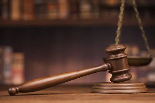云南一父亲将就医途中死亡的儿子弃尸荒草丛，其行为如何定性？