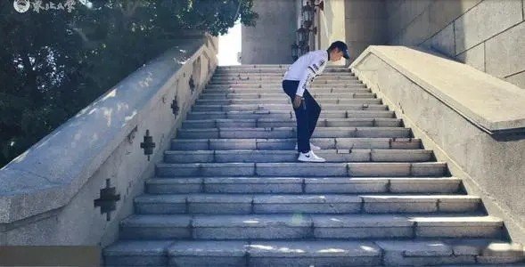 急！下楼梯的时候如何能故意摔倒？？