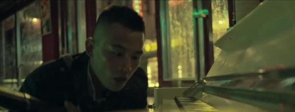 来看看《八佰》删减片段讲了什么？小湖北和端午来上海之后的事情