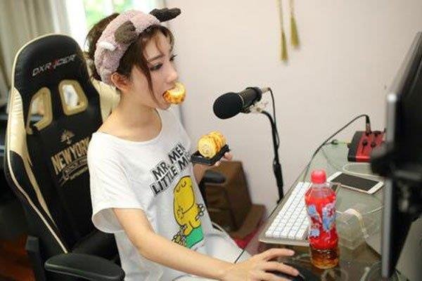郭mini脱衣门忘了关摄像头斗鱼三骚为了红什么都做的出来