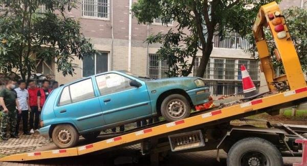 路边的僵尸车：卖废铁也有几千块，车主真的不要了吗？