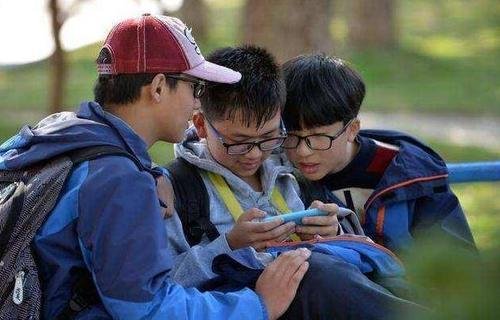陕西一高中老师3年没收108部手机,手机还给学生了吗?