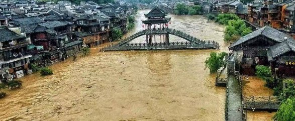 湖南凤凰古城遇强降雨,河水涌进民房,给当地居民造成了哪些影响及损失?