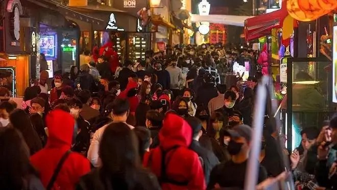泪目!女孩在梨泰院跪地哭喊男朋友不在了,如何抚平逝者家属的伤痛?
