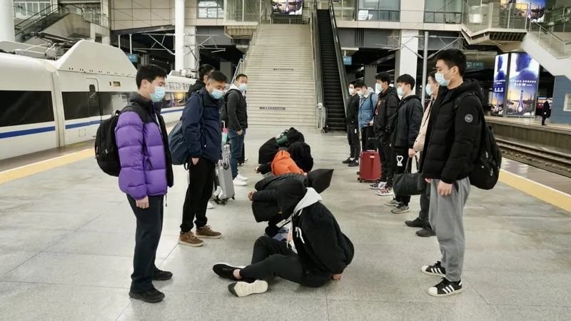 上海警方在地下挖出160万现金,究竟是谁把钱埋在这里的?