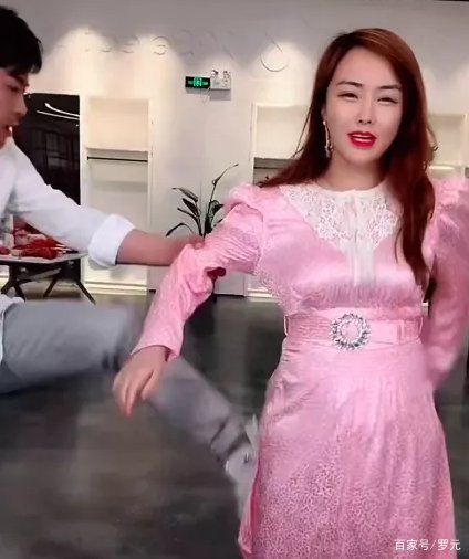 辛巴直播时拉着老婆连踢5脚,女方无奈微笑,对此你怎么看?