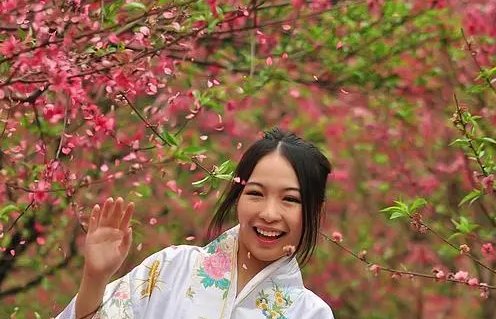 桃腮杏脸是什么意思