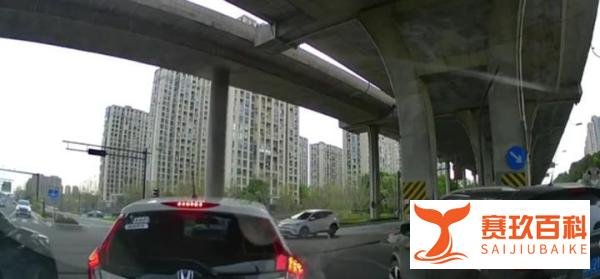 突发，视频实拍车祸现场瞬间，一辆特斯拉遭遇碰撞起火自燃了！