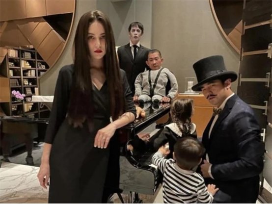 周杰伦全家COS亚当斯一家,女儿近照避开父亲缺点,完美copy昆凌吗?