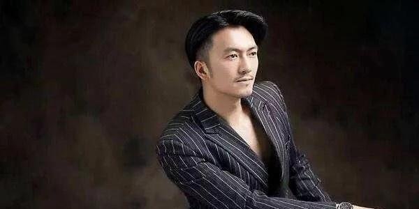 还记得那个整容成“谢霆锋”的快递小哥吗?辞职当明星,现状让人羡慕
