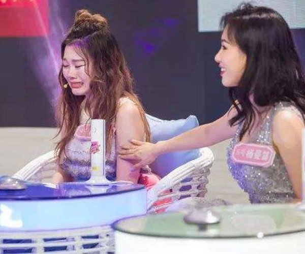 肖瑞含家境是不是特好 爸妈的颜值装扮就暴露一切了