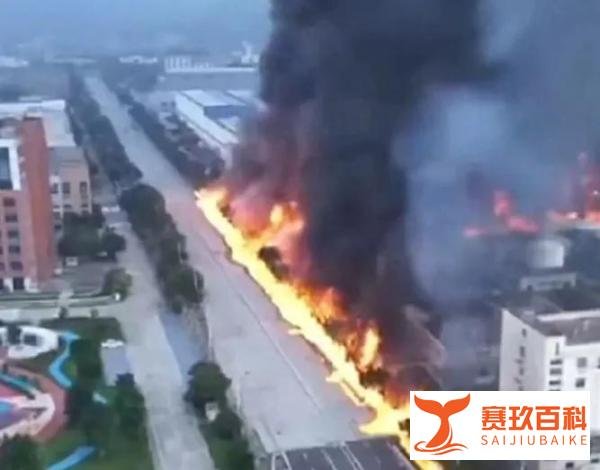 哈尔滨市一工厂发生火灾,现场浓烟升腾伴有明火