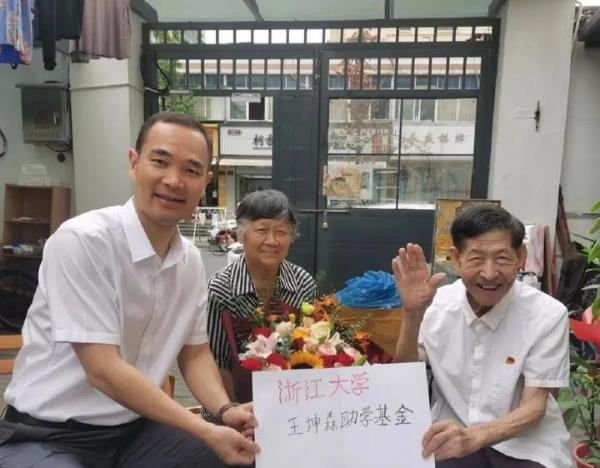 老伴走后第二天浙大老教师又去捡垃圾了