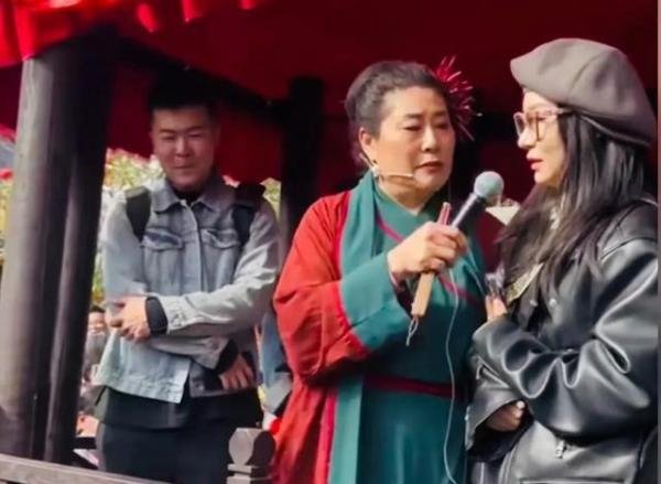 王婆称自己年轻时是白富美,后来选择了平淡婚姻!