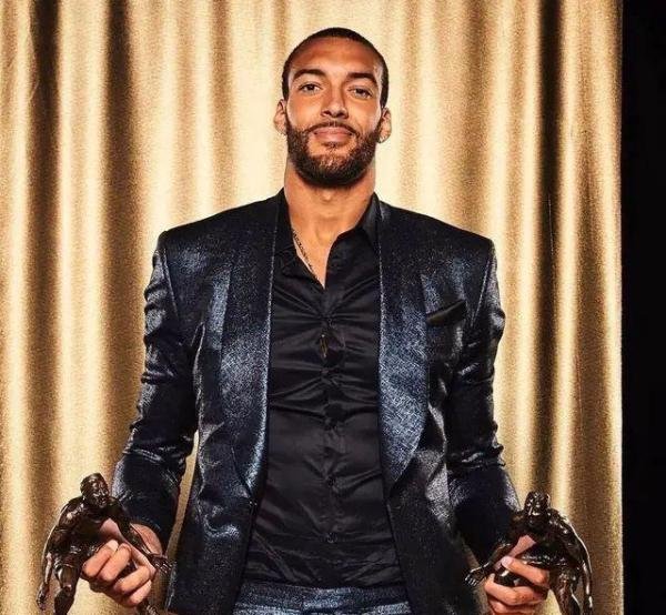 NBA宣布暂停本赛季所有比赛!